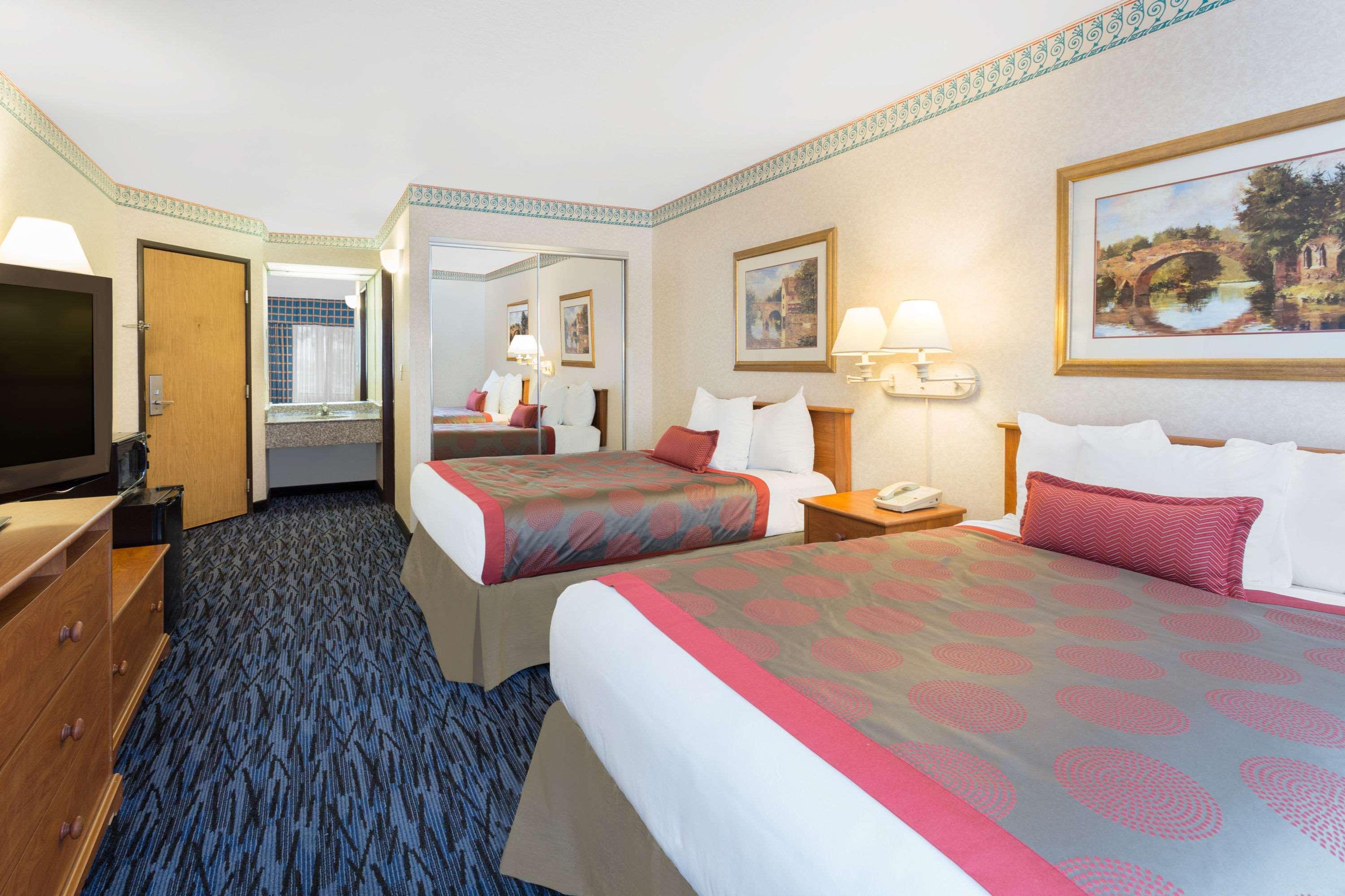 Ramada By Wyndham Kent Seattle Area Exterior foto