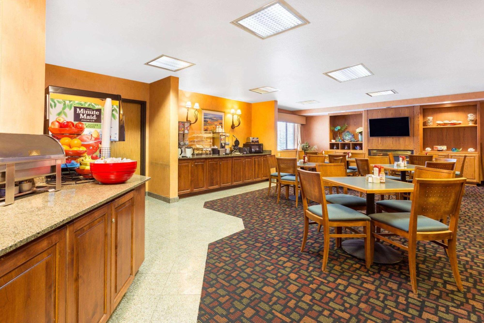 Ramada By Wyndham Kent Seattle Area Exterior foto