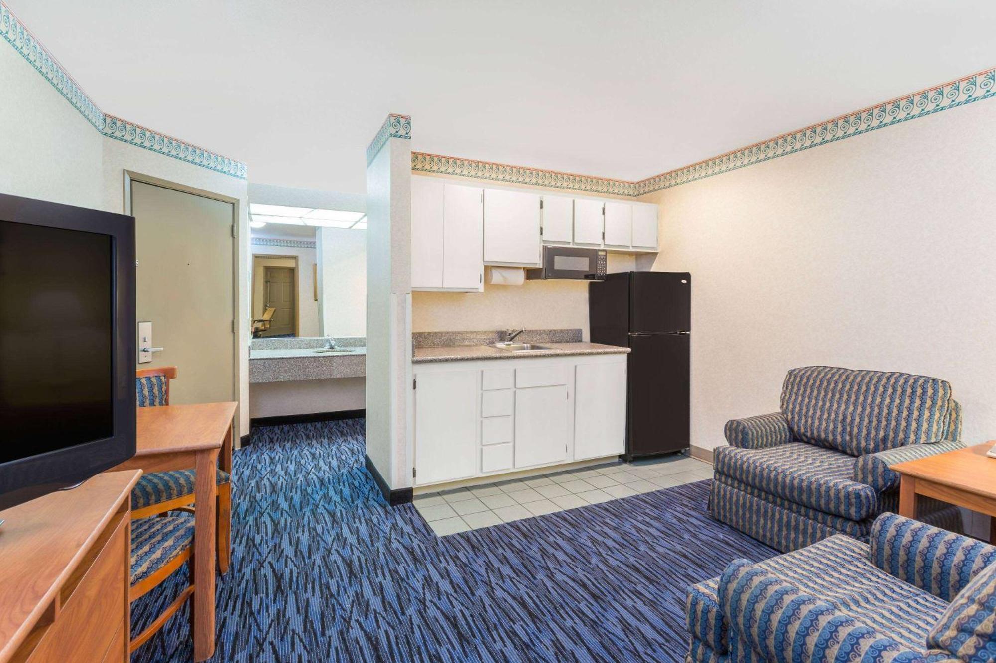 Ramada By Wyndham Kent Seattle Area Exterior foto