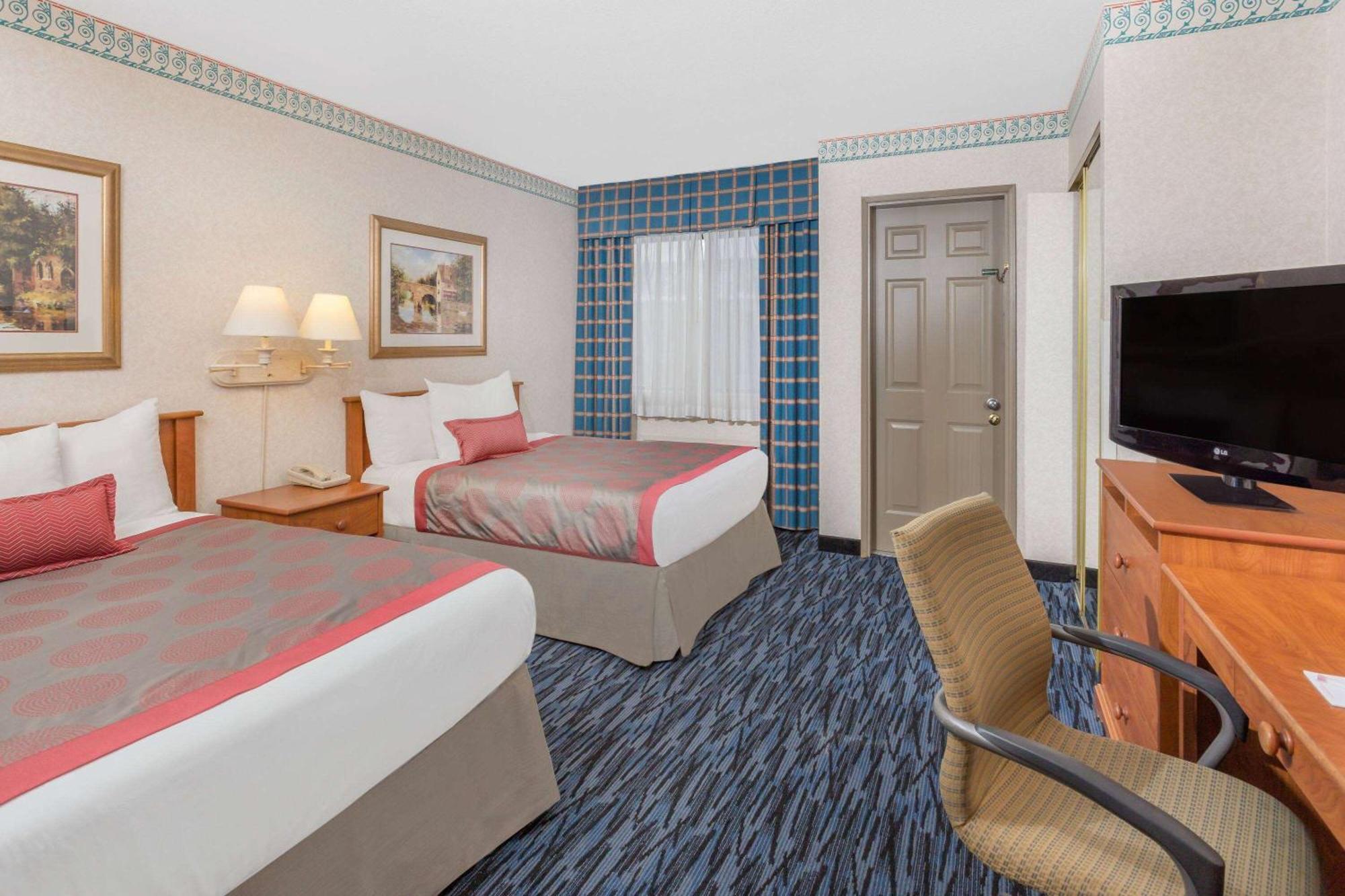 Ramada By Wyndham Kent Seattle Area Exterior foto
